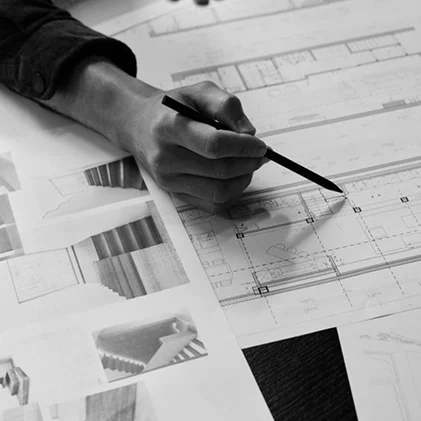 Специалист работает с чертежами