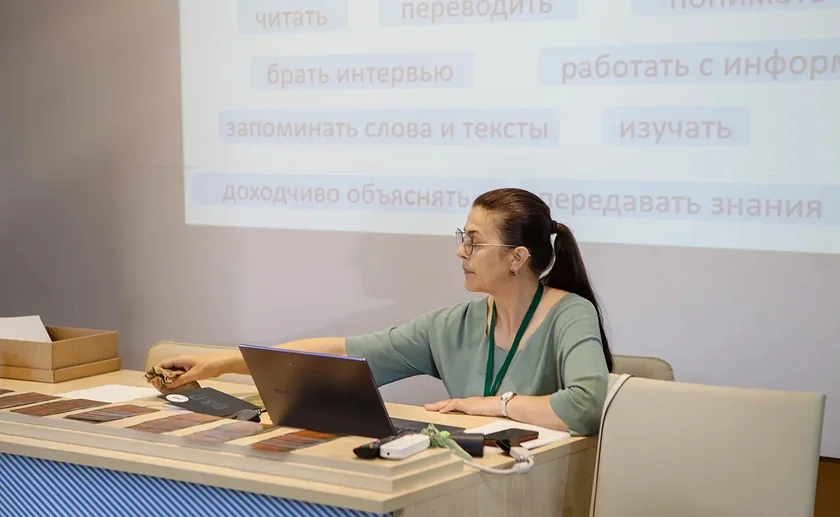 Специалист работает